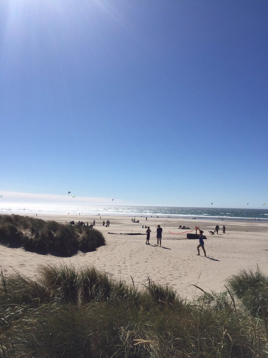 oldirtynoonan's tweet image. Lot of Kite surfing going down in Manzanita today. #surfOR