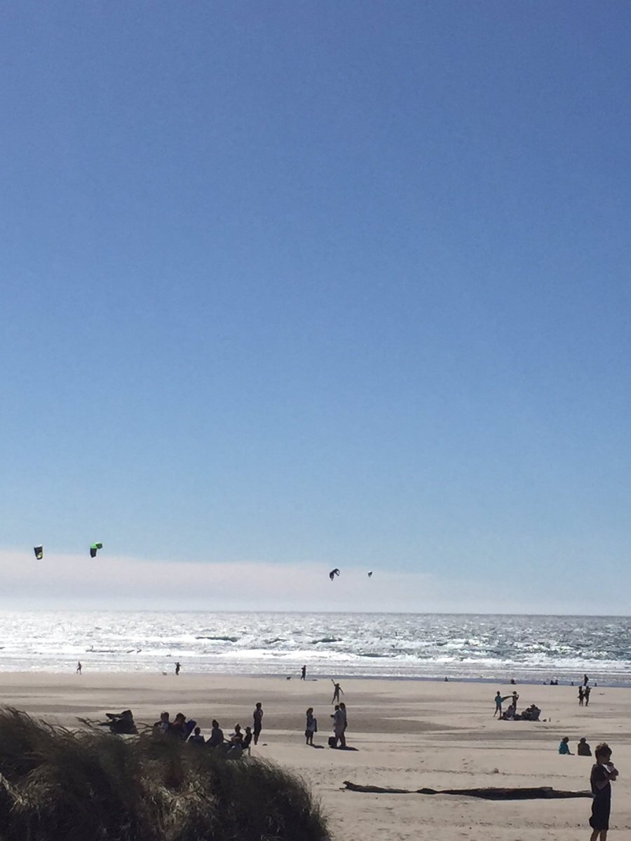 oldirtynoonan's tweet image. Lot of Kite surfing going down in Manzanita today. #surfOR