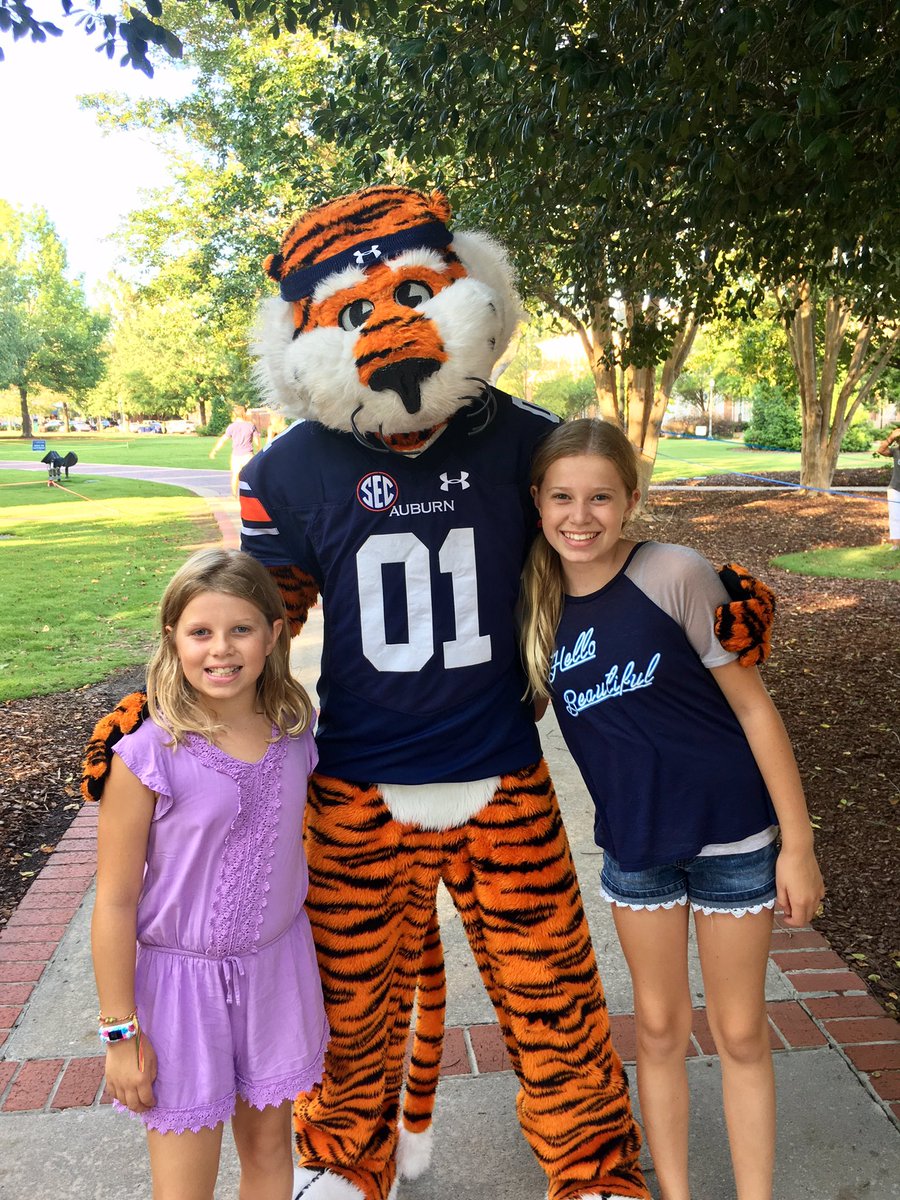 DebsterNielsen's tweet photo. All the way from Seattle! Nothing compares to the SEC! #wareagle #happybirthdaymom https://t.co/kmA76PI7di