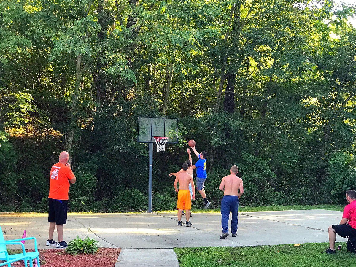 amazingmet2003's tweet photo. Our boys grew up shooting in our backyard and the front yard!! #countrylife #fivewings @mickeywing13 https://t.co/73pXactJoH