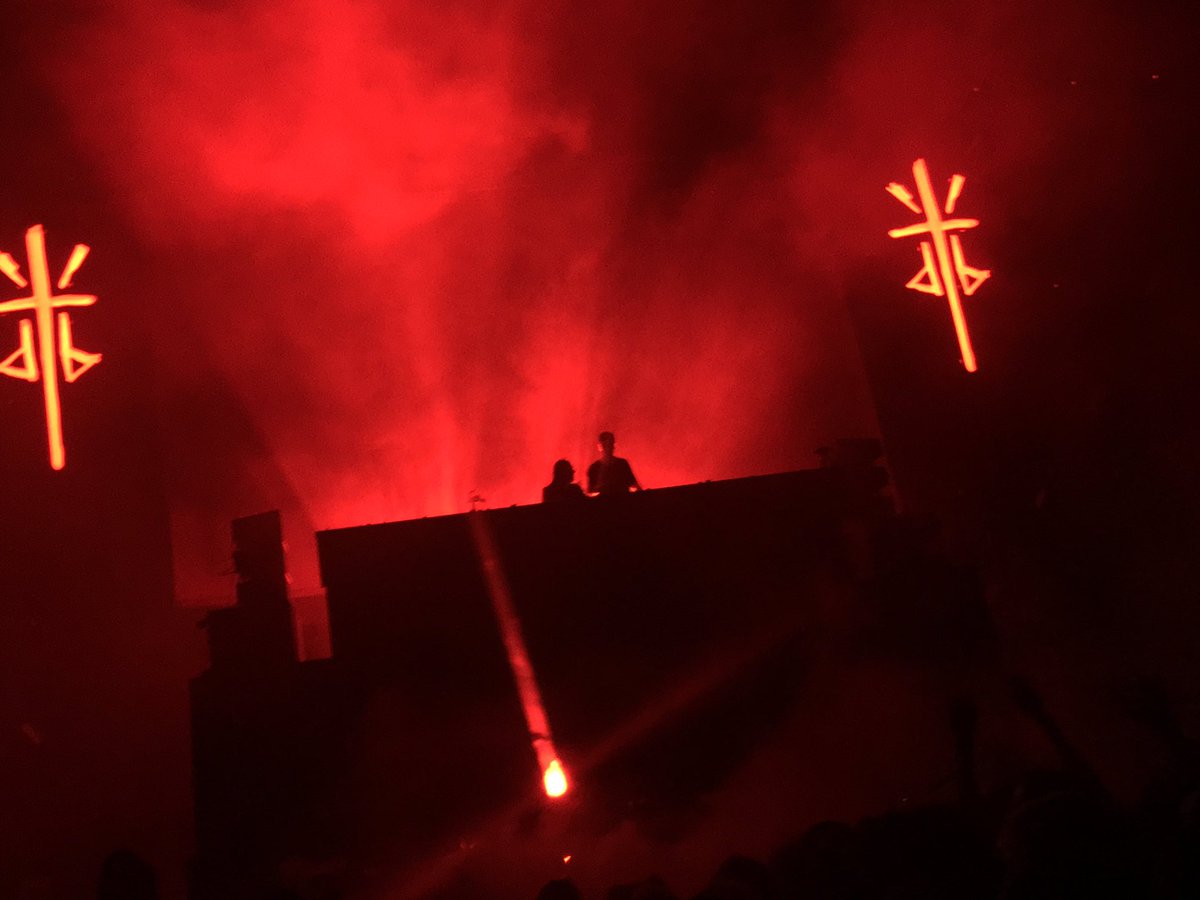 _bang_its_aaron's tweet photo. Dog Blood #HARDSUMMER2017 ✨❣️🤘🏽 https://t.co/ZHq5uyzSlj