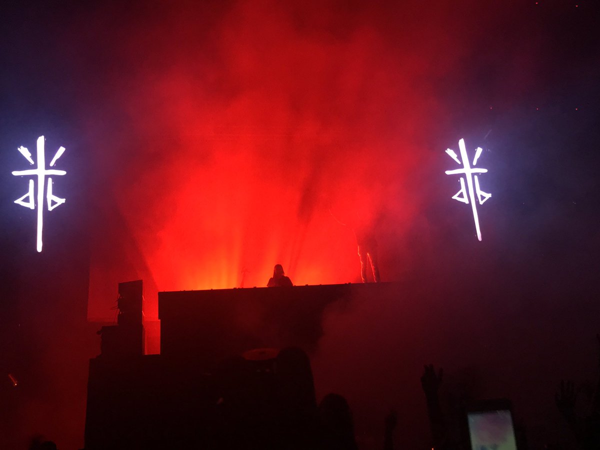 _bang_its_aaron's tweet photo. Dog Blood #HARDSUMMER2017 ✨❣️🤘🏽 https://t.co/ZHq5uyzSlj
