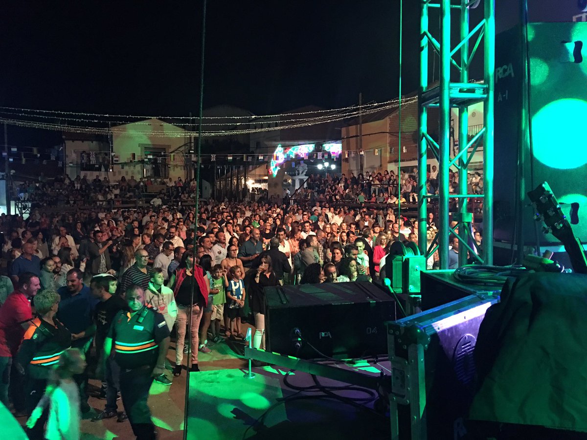 pacopiramide's tweet photo. Conciertazo de Coti, grande. https://t.co/zf3gukxNh2