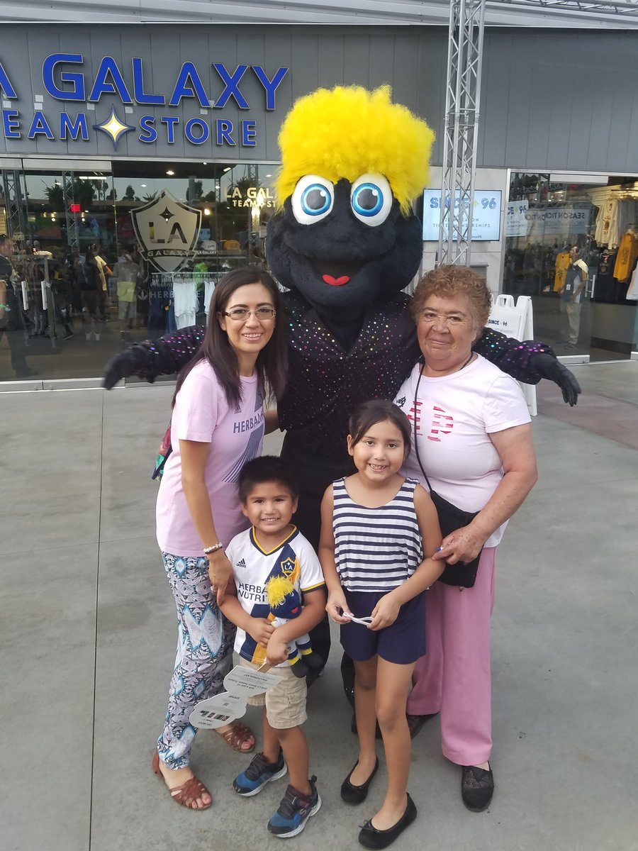crisnlr's tweet photo. #LAvCOL https://t.co/EYQg2kspy5