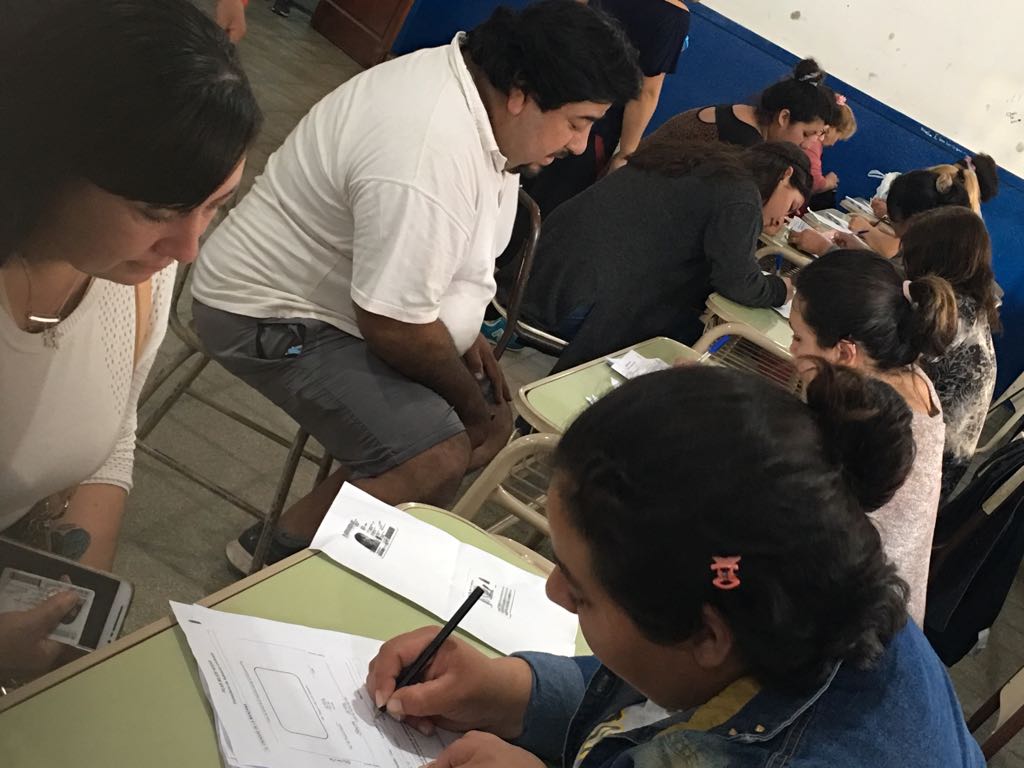 arenacarlos's tweet photo. Hoy por la tarde junto a @JesiBortule acompañando a los vecin@s
 de Lagomarsino en su inscripción al Programa Mejor Hogar! @NicoDucote https://t.co/Ys4IVGyXlq