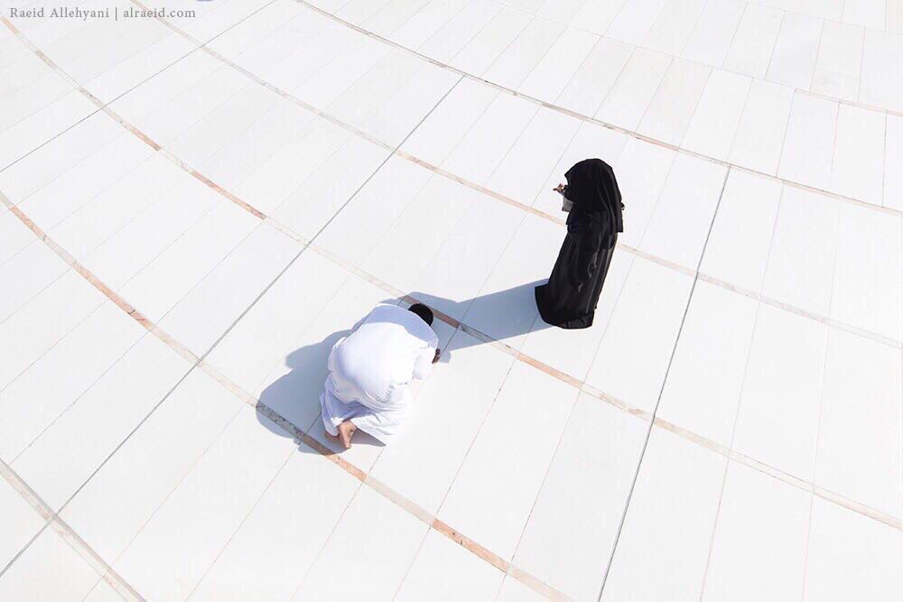 dmdm_25's tweet photo. هالصورة فعلاً اسرتني ❤️
تحجب عنه من لهيب الشمس ويصلي
ويدعي لها من لهيب الاخره تُـحجــب (:  
#صوره_من_الحج https://t.co/UrcjaV1j3W