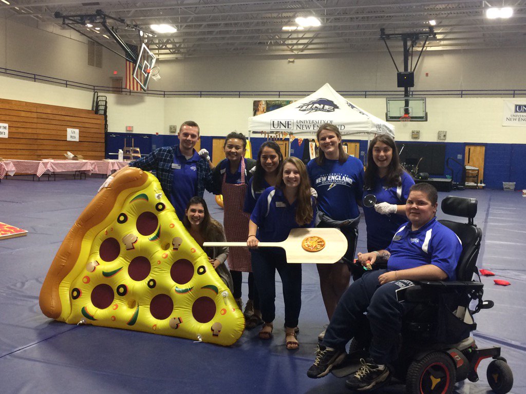 UNE_Housing's tweet photo. Best Alice starts at 8pm in the Campus Center! #Pizza #UNE #WELCOMEWEEK2017  #FreeFood https://t.co/JRclKY6gkv