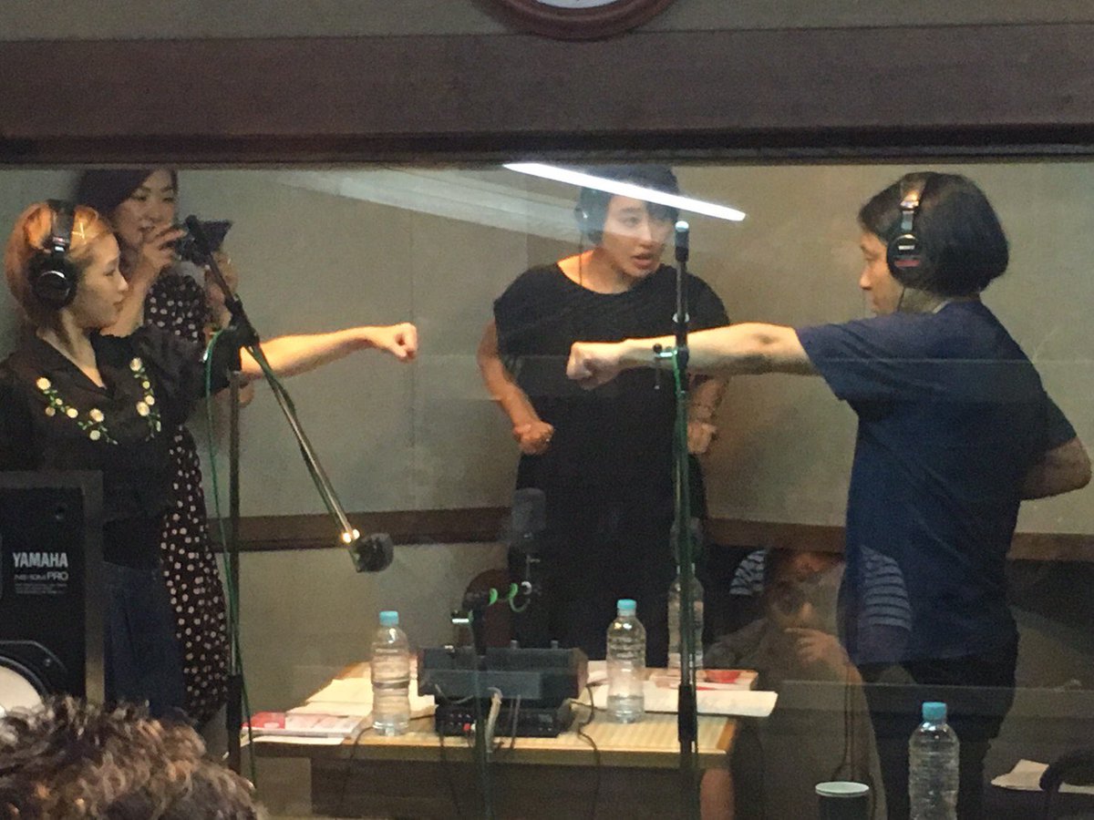 スロ 空手ストレッチ は なぜ肩こりに効くのか Fm沖縄 Kiss Fm 神戸 Beauty Talk イッてええのん Mcの永野さん 夏目花実さんと 簡単で肩こりに効くストレッチを実演しています プレジデント社書籍編集部 Scoopnest