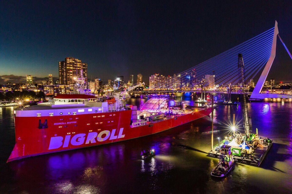 HansvdLinde's tweet photo. Wat een groots feest aan boord bij de #bigroll iov @Wereldhavendgn catert @vdlindecatering #partytime #event #trots #Rotterdam https://t.co/tiTrJoZ5NQ