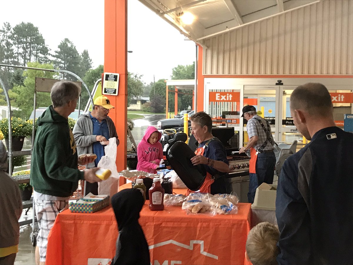 BeccaMartinez10's tweet photo. Grilling in the rain!  4930 saying Thank You to Rhinelander for a great summer!!! https://t.co/I2TQvhd2JU