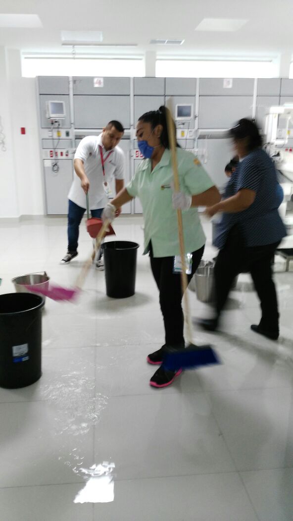 Noticaribe's tweet photo. HACE AGUA EL HOSPITAL GENERAL DE CANCÚN: Virtual estado de emergencia por lluvias Unidad de Cuidados Neonatales https://t.co/dSZBZDNkFq https://t.co/M076uhu2He