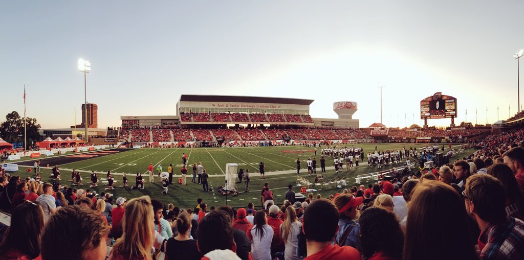 alexsizemore24's tweet photo. Beautiful, packed #Houch tonight. #EKUvsWKU @WKUFootball #GoTops https://t.co/1bOr45frPN