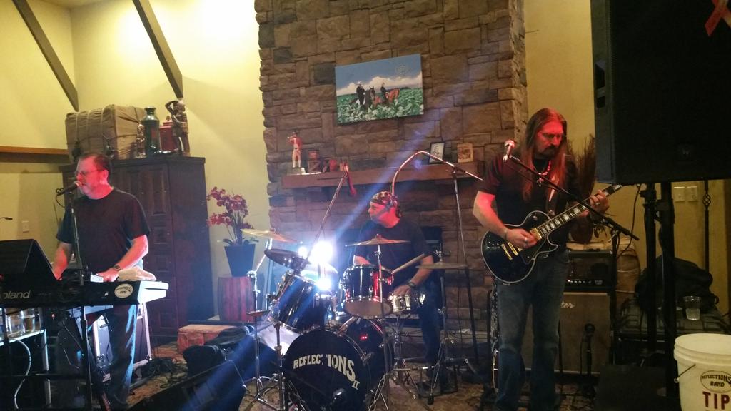 Live music, a beer and a cigar.  What a way to celebrate the weekend <a href="/AnsteadsTobacco/">Anstead's Tobacco Co</a>