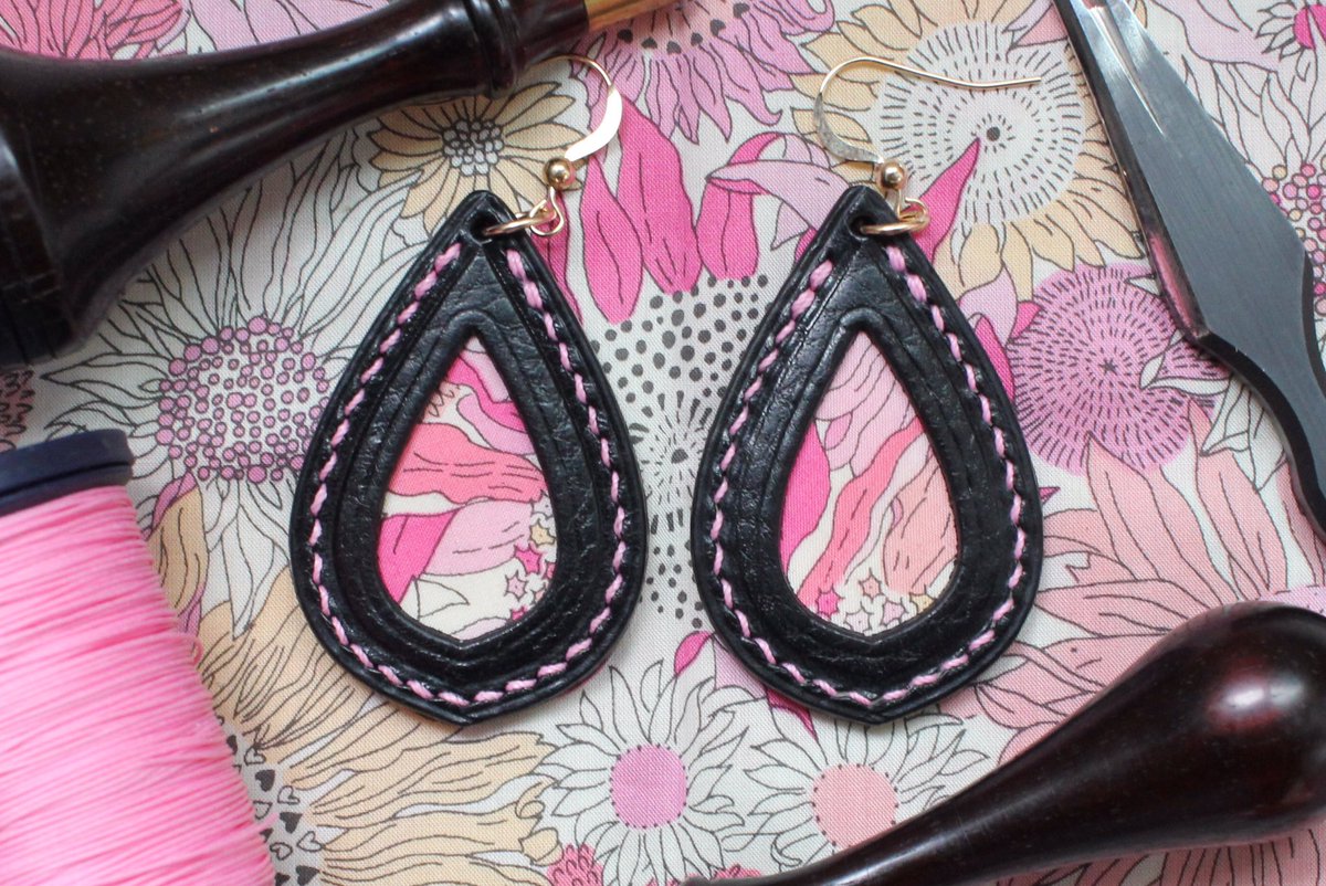 6tLeather's tweet image. 黒ピン
✴︎
tr6tleather.ti-da.net
✴︎
6tleatherworks.com
✴︎
#yuefung #リネン糸 #linenthread #レザークラフト #レザーピアス #黒ピン
✴︎
#沖縄 #宮古島 #6T_leather_works