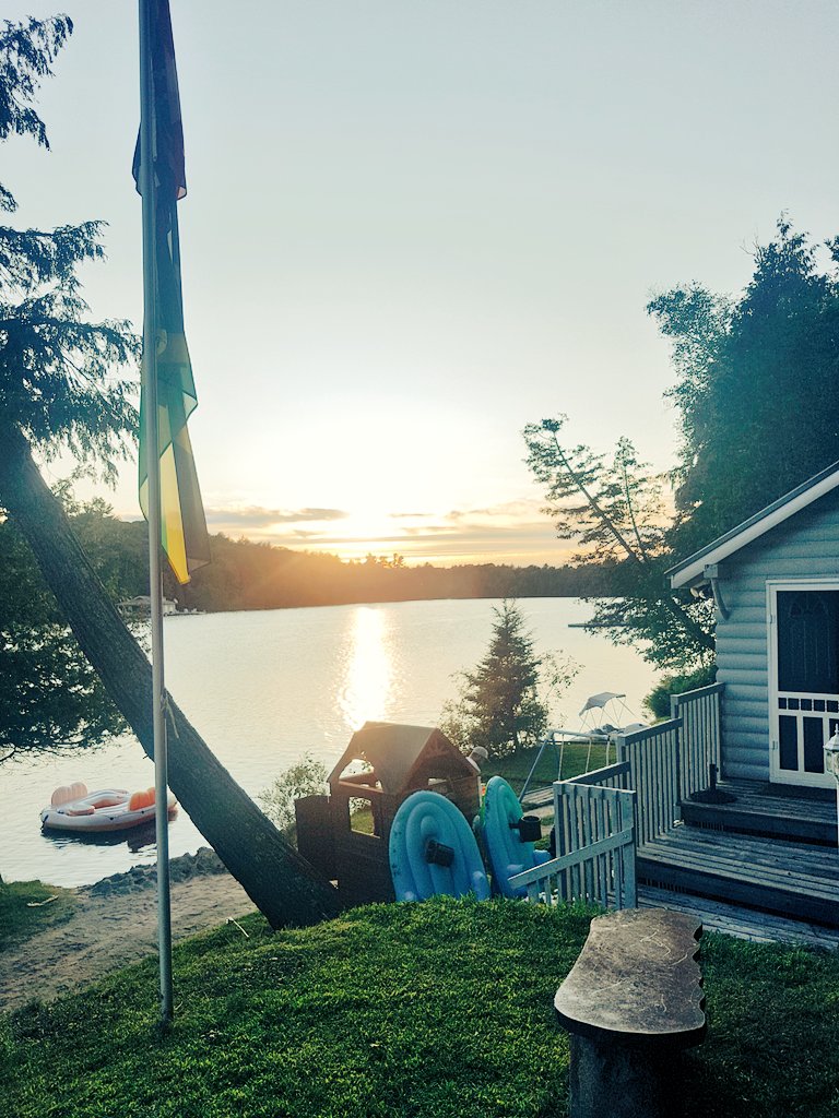 brewbacca_'s tweet photo. A beautiful night for another amazing #DocksideDraught cottage sampling! Cheers to the long weekend everybody 🍻 https://t.co/gCbQsGt3KM