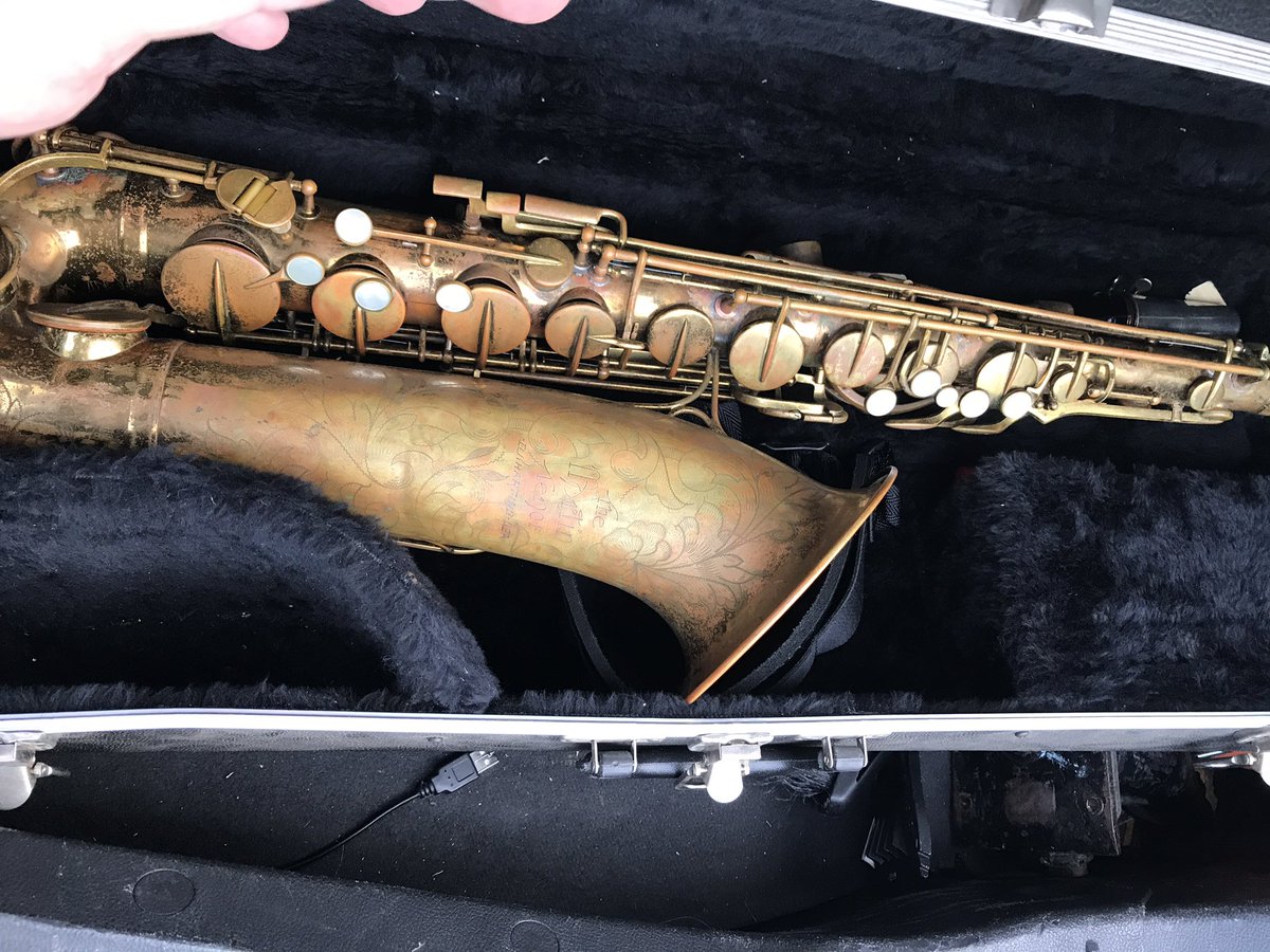 RobPerna1's tweet photo. My new toys I just picked up. 1954 "The Martin Tenor" sax and a 1955 "The Martin Alto". #onepersonsjunk. #martinsaxophone https://t.co/KULCVceWdp