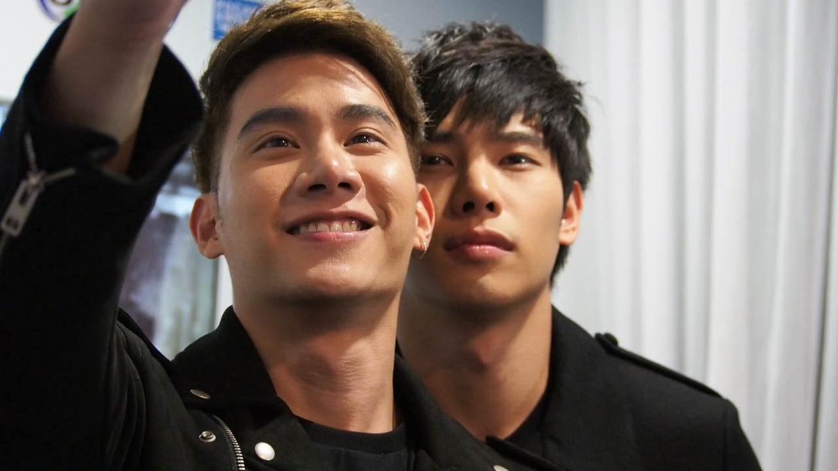 MaxTul_CNFC's tweet photo. 😂😂😂早安！看着我们阿辉迷离的小眼神～ @Maxiiin1 @octotul #อกหักมารักกับผม https://t.co/XYiKRfypm3