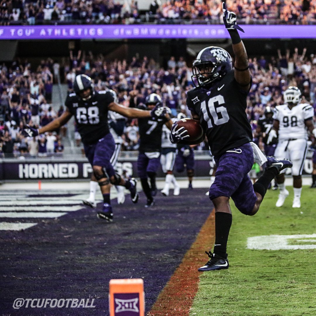 TCUFootball's tweet photo. 1️⃣ career touch = 1️⃣ career touchdown

Not bad Mr. Snell! #CarterBoys17 https://t.co/U3akqXWVUU
