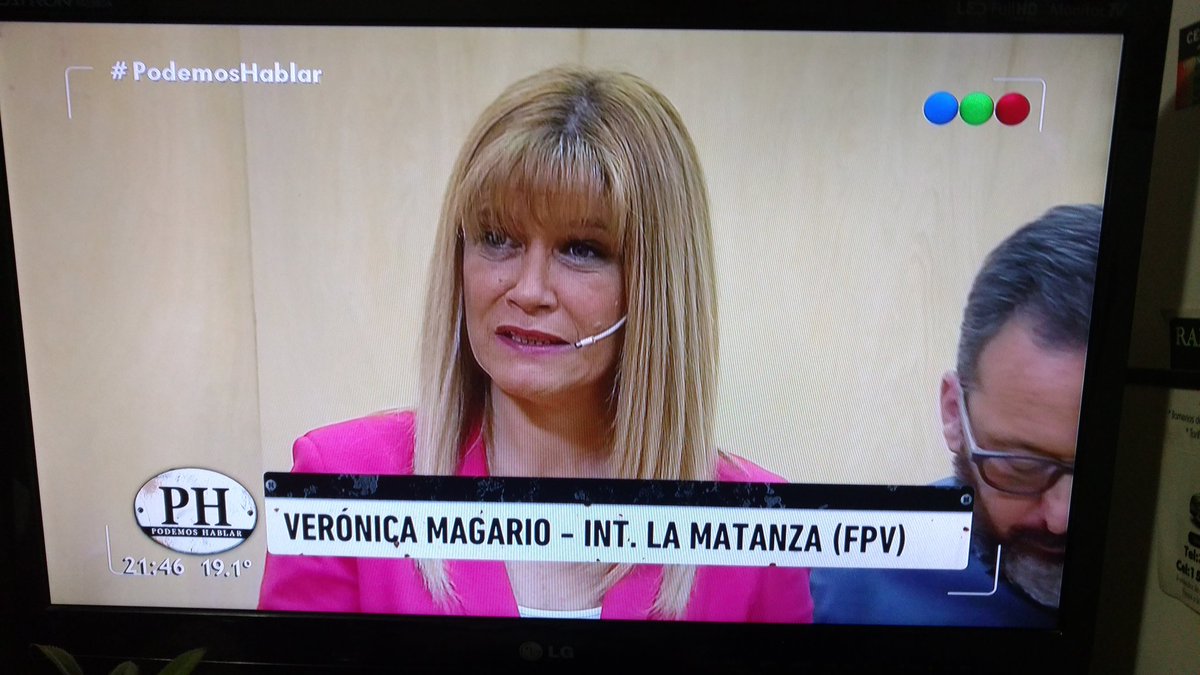 Alecbascbas's tweet photo. Magario llora seguido por los abuelos q la pasan mal.
Mejor estaban cuando tu jefa les veto el 82% no Vero?
#podemoshablar 
#LaNocheDeML https://t.co/Vfofd39vDo