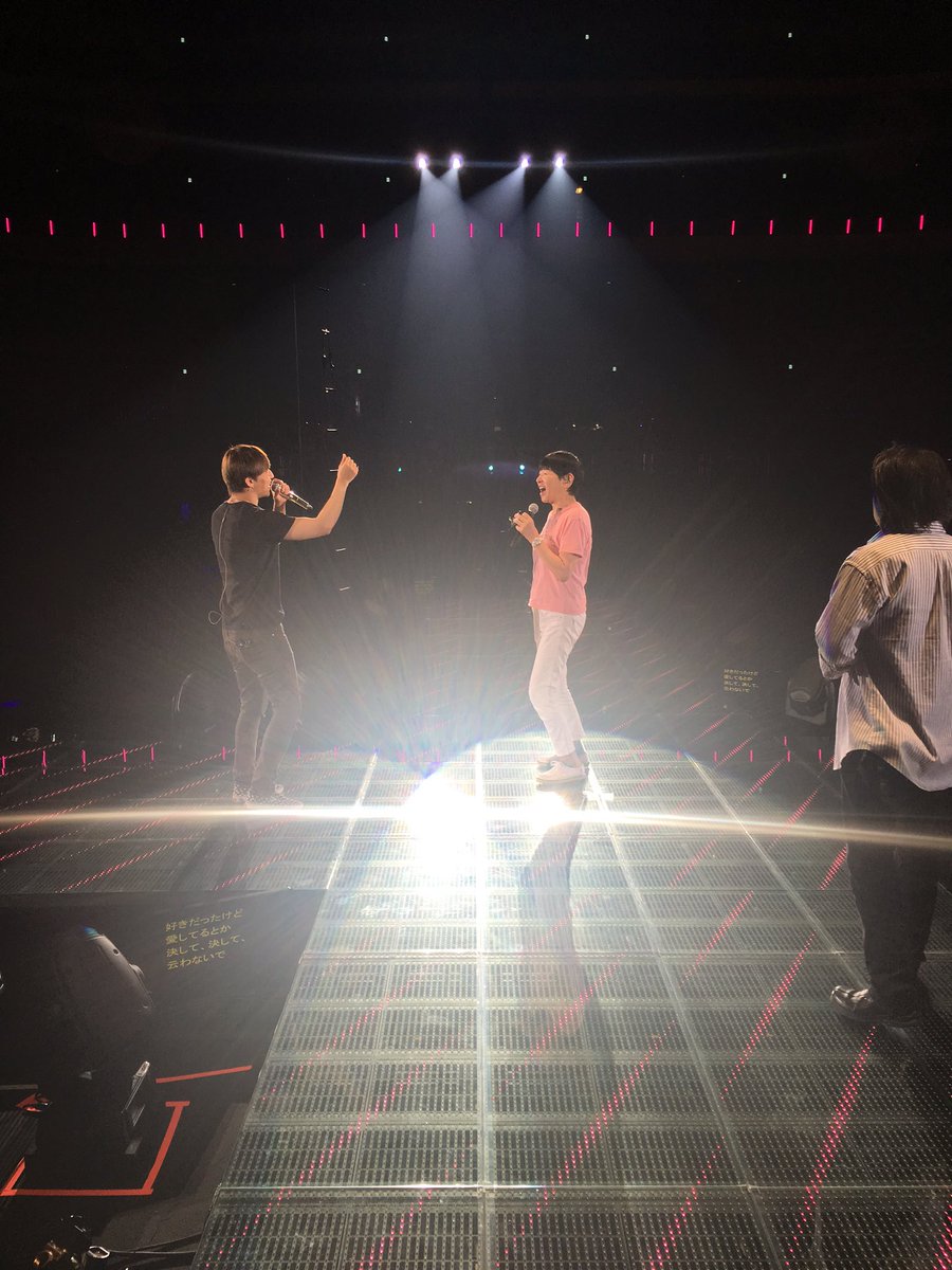 ako50th's tweet photo. 昨日は、TGCのD-LITE君のステージにサプライズ出演❗️昔からカバーしてくれている古い日記を初コラボ😄😄盛り上がった〜〜！しかし、D-LITE君は最高なナイスガイだったな😄また、面白い事やろうね〜〜！

#BIGBANG
#D-LITE
#ako50th https://t.co/LBljeMYVnV