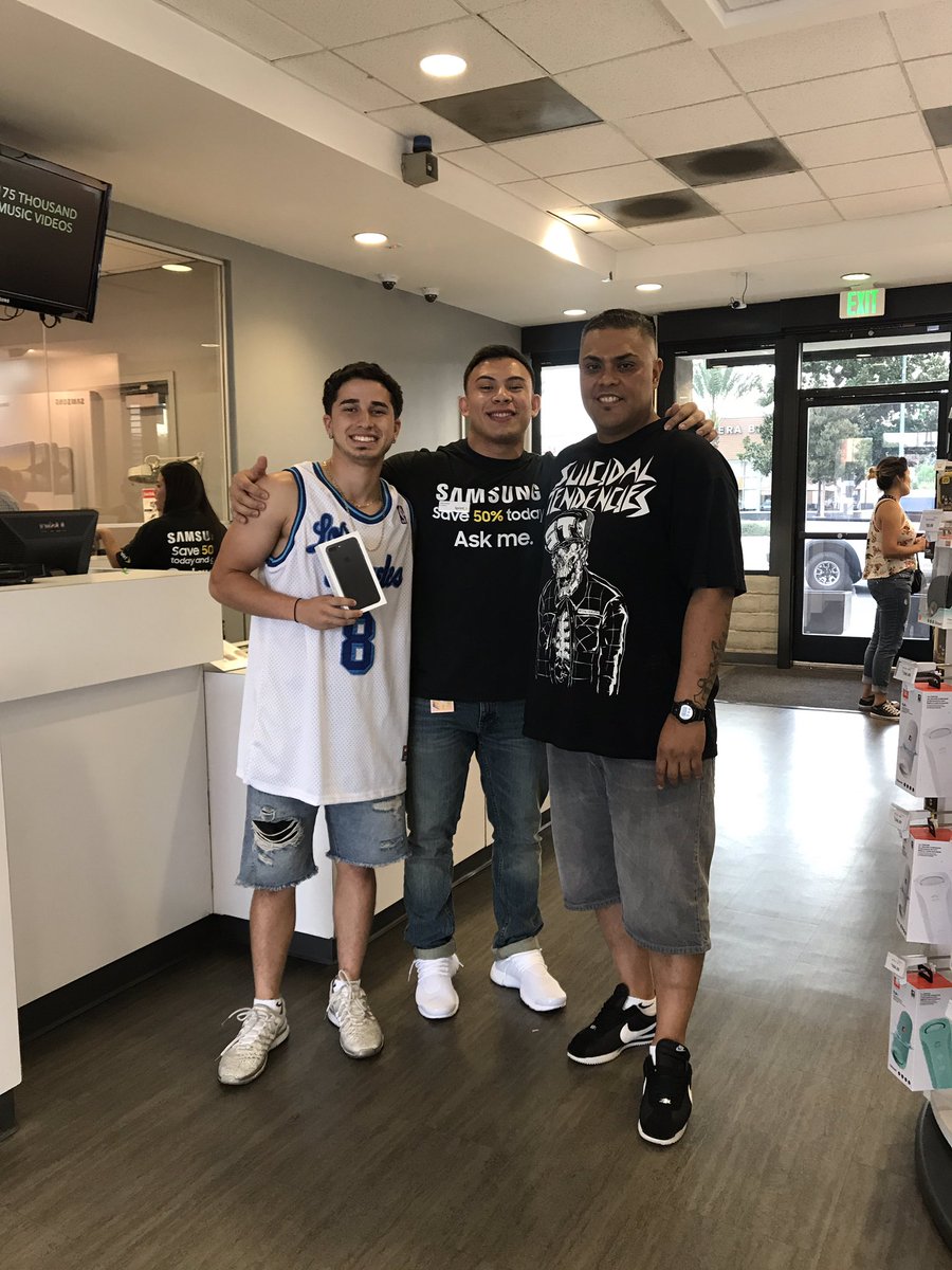 hello_minerva's tweet photo. Great time to be at #sprint98 Both Matt (RC) and customer excited about unlimited experience. #boom https://t.co/cOz6aDBKja
