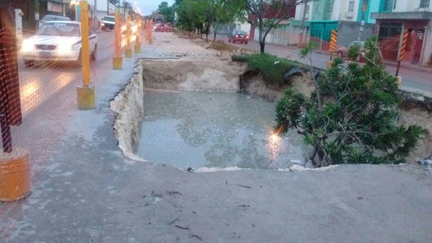 novedadesqroo's tweet photo. #FotoDenuncia Ciudadanos reportan trabajos inconclusos inundados por las lluvias, en el fraccionamiento Villas del Mar sobre la Av. Kabah https://t.co/VGkOpWL76m