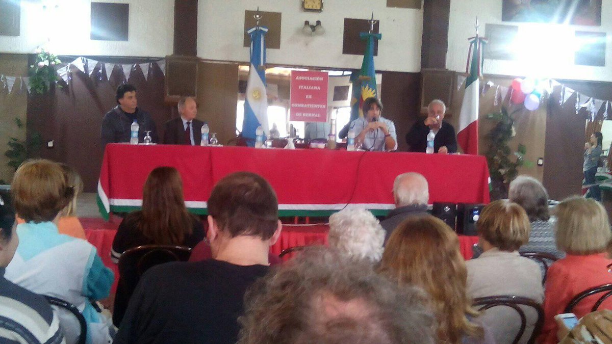 ValeriaTraverso's tweet photo. #ReunionVecinal esta tarde el Concejal @NUNZIOQUILMES y el Intendente Molina el Club Ex combatientes de Bernal #juntospodemos https://t.co/fld6ZECFe3