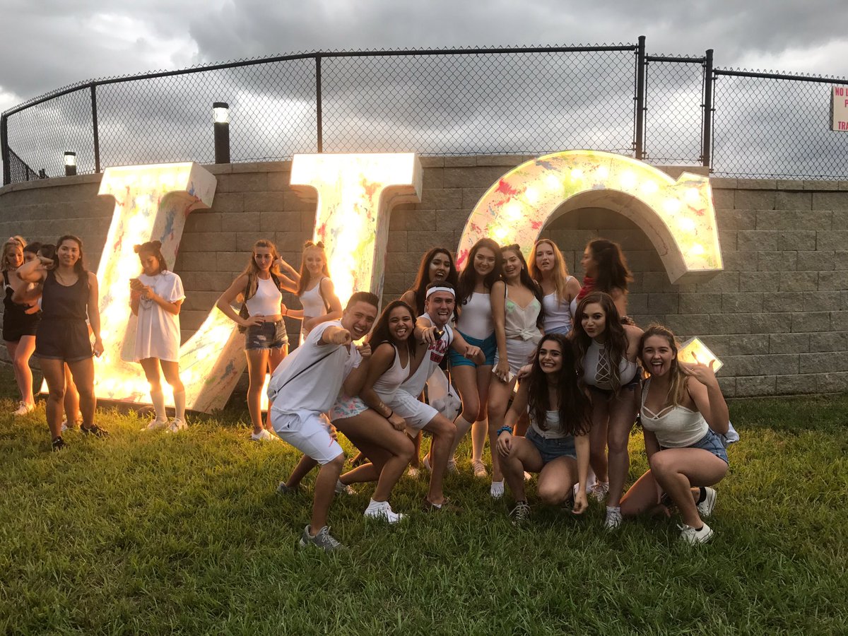 Dariox1998's tweet photo. #LIC2017 😛🌈 https://t.co/vFHVlgs8cA