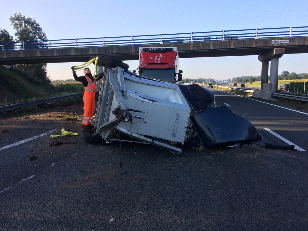 Ik ben nu bezig op de #A28 re 107.8. Ongeval met paarden trailer 2 rijstroken ❌❌
