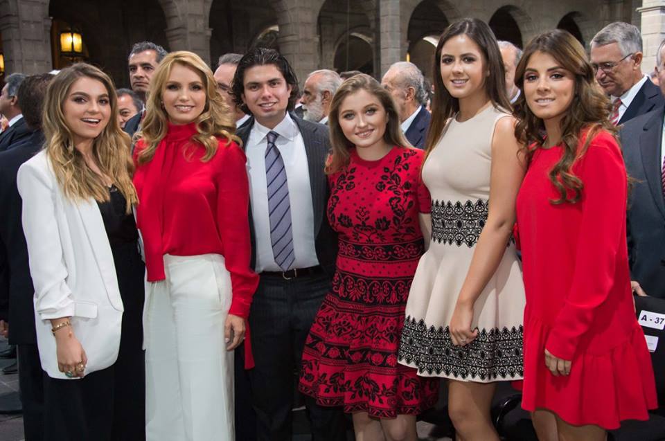 FanDeSofiCastro's tweet photo. Informe de Gobierno @EPN acompañado de su familia @sofia_96castro https://t.co/eXsCQcstdH