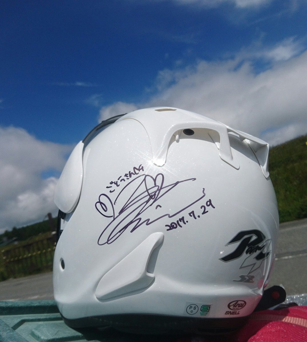 rc42sf's tweet photo. こんにちひろろん♪
いい天気~☆
標高1700m
ビーナスライン with Hiroron♥
#ひろろんとツーリングなう
#大和姫呂未 #withH
#ビーナスライン
#RC42 #HONDA
#長野県 #ツーリング
#本当は青森でコレやりたかった https://t.co/eOOwtWdslr