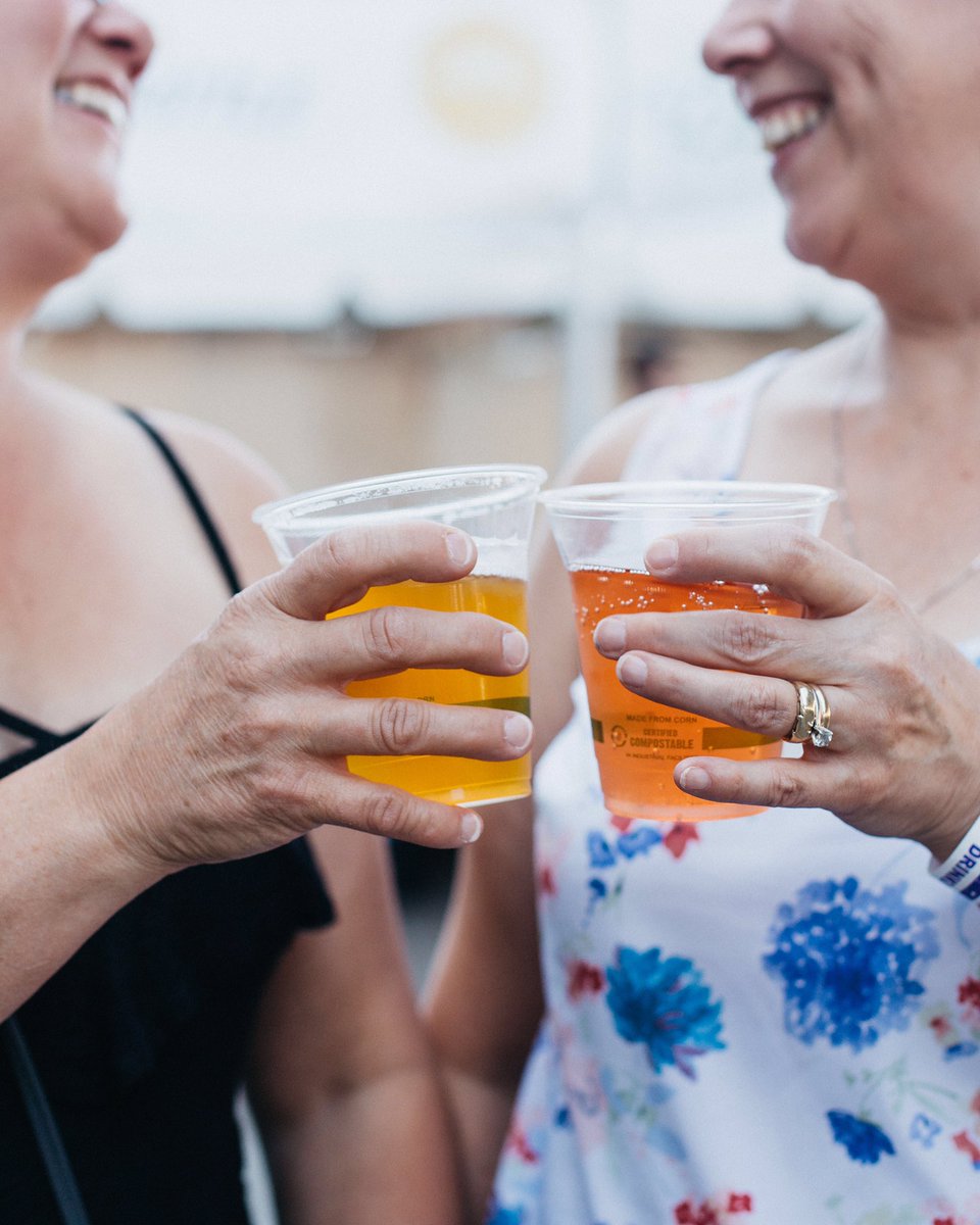 biteoforegon's tweet photo. It's @emilyjoangreene checking in! It's hot out, everyone is staying cool by sipping on various beverages. Beer, wine, strawberry lemonade! https://t.co/zBiyLAIsJD