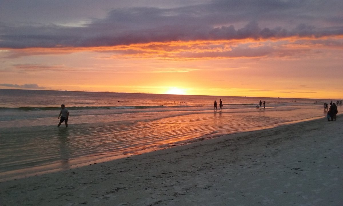 Lex_Richardson5's tweet photo. Treasure Island! So pretty tonight! #snapthesun @JaymeKingFox35 https://t.co/WuvELj4onu