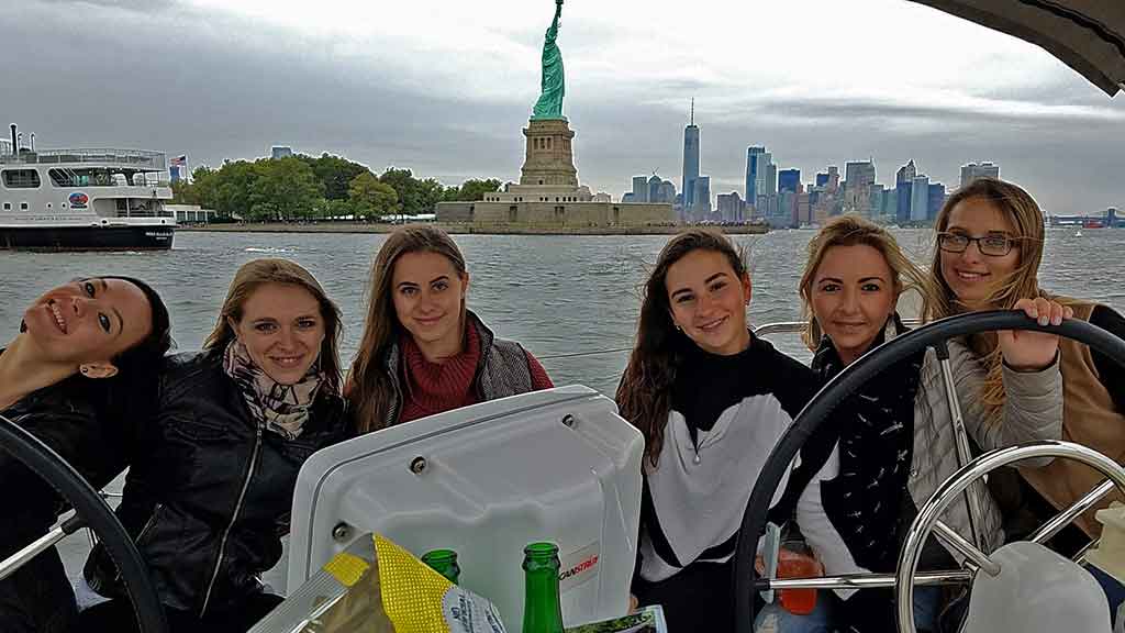sailnyccom's tweet photo. SAIL NYC Party #NYC   #StatueOfLiberty   #MANHATTAN  #SAILING   #JerseyCity #Hoboken #Brooklyn  #SAILNYC https://t.co/NJCLpqFzwb https://t.co/OYUzd6osbg