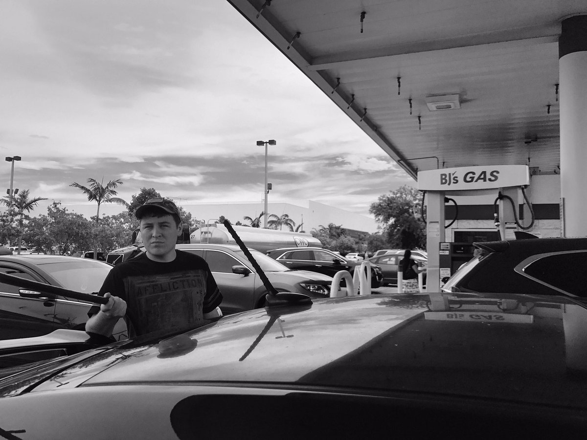 aliwithaneyeX's tweet photo. We are getting hurricane ready. Just in case! ๐ท #AliWithAnEye #Irma #HurricaneIrma #FortLauderdale #Florida #BJsGas #BrowardCounty https://t.co/3pWRYov1Pv