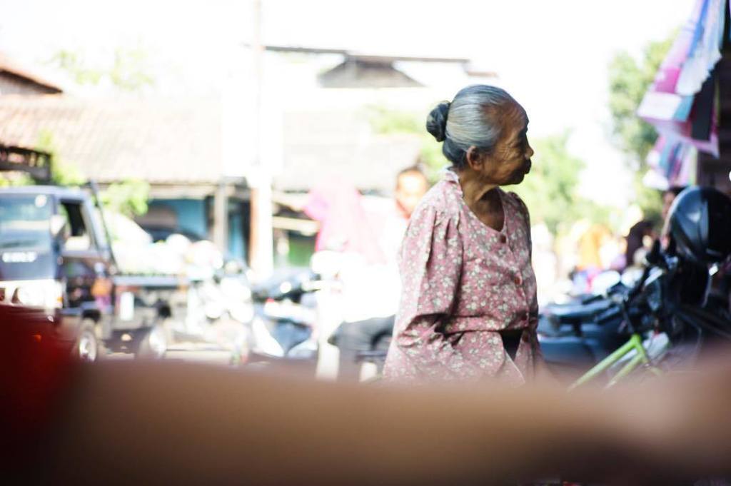 sahtrek's tweet photo. Bu le’

#insta__shot📷 #insta_snapshot #instalife #portrait #traditional #market #bantul #yogyakarta #indonesia https://t.co/4TJ7sqG5WV https://t.co/IH3QZkvoYs