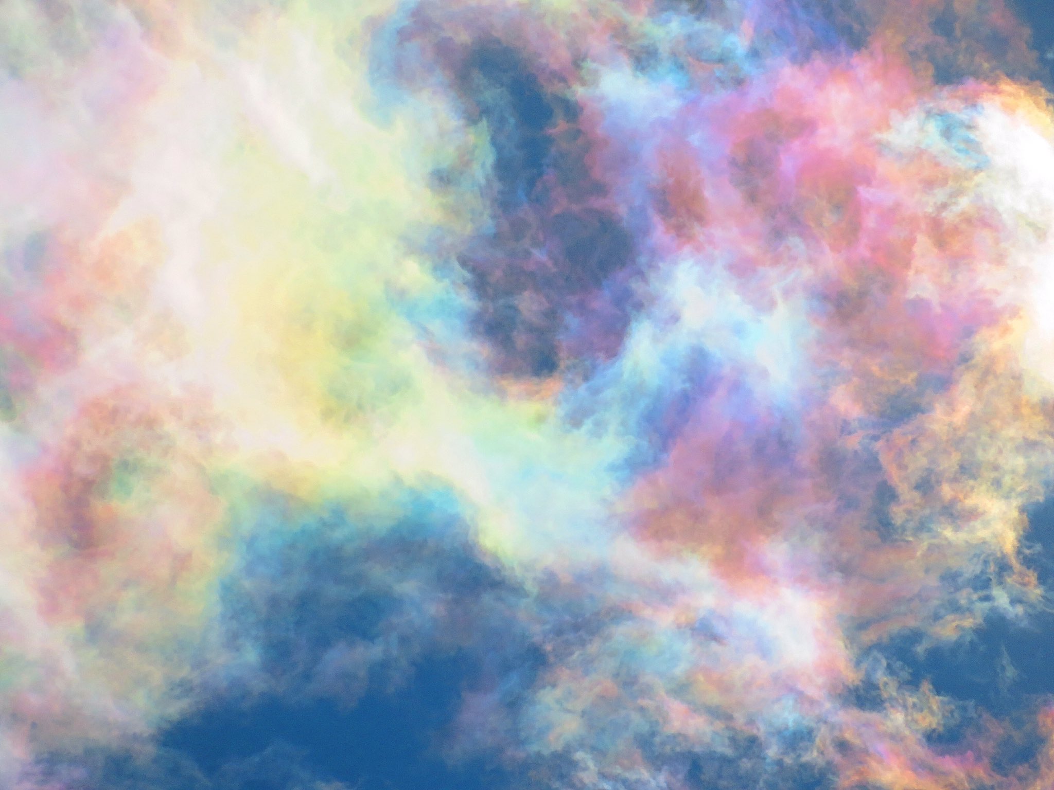 荒木健太郎 En Twitter さっきすごい空の虹色に出会った 彩雲になってる雲の一部がほんの一瞬だけ輝きを増して やたら綺麗な虹色に 雲と太陽 の位置関係や雲粒の粒径 数濃度などが絶妙にバランスして生まれた彩り すごいの見れた T Co Fgphftpkbl Twitter