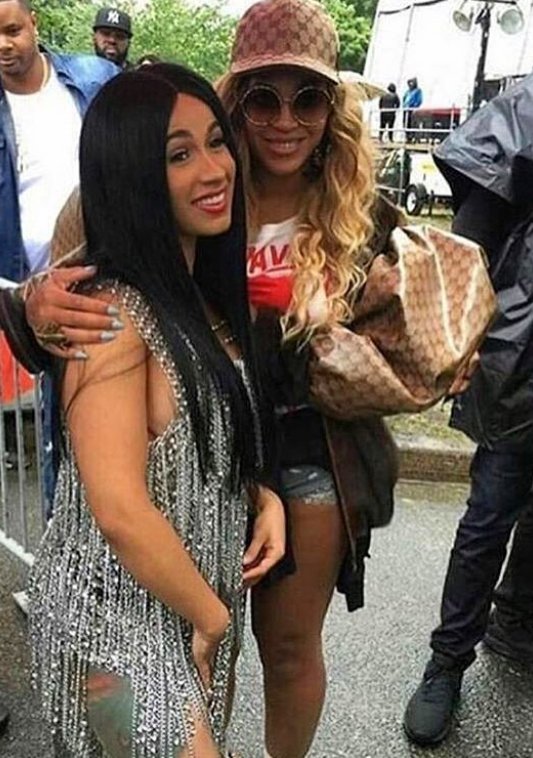 VuntaeLW's tweet photo. Ladies learn from this woman she came from nothing to something #Godisable #formerstripper #rapartist https://t.co/ddfeTdLoYp