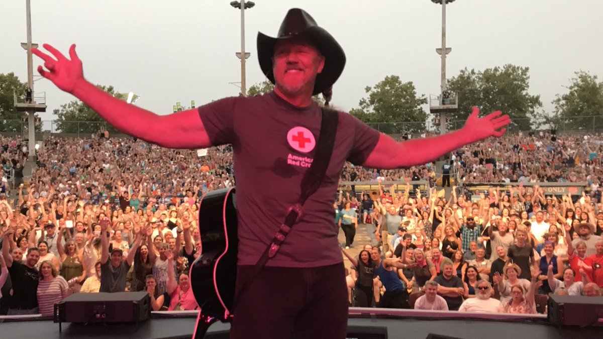 TraceAdkins's tweet image. Who's loving Salem tonight? RT this photo with #TraceOregon for a chance to win an autographed t-shirt. We'll pick a winner and announce.