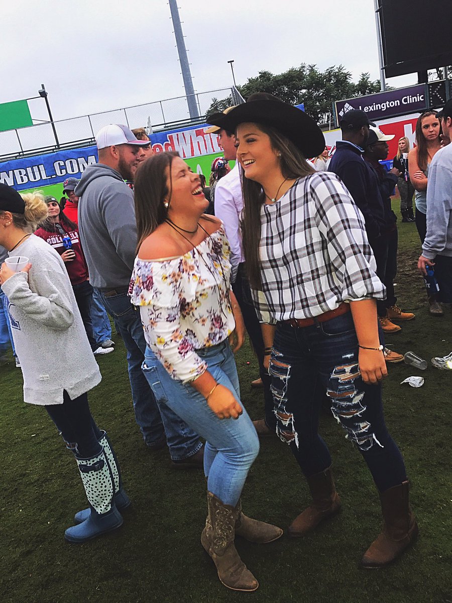 Morgan_Hope97's tweet photo. Laughing to actually hide the tears that we miss cc #mudcrickets https://t.co/qfCFsJ2uRx