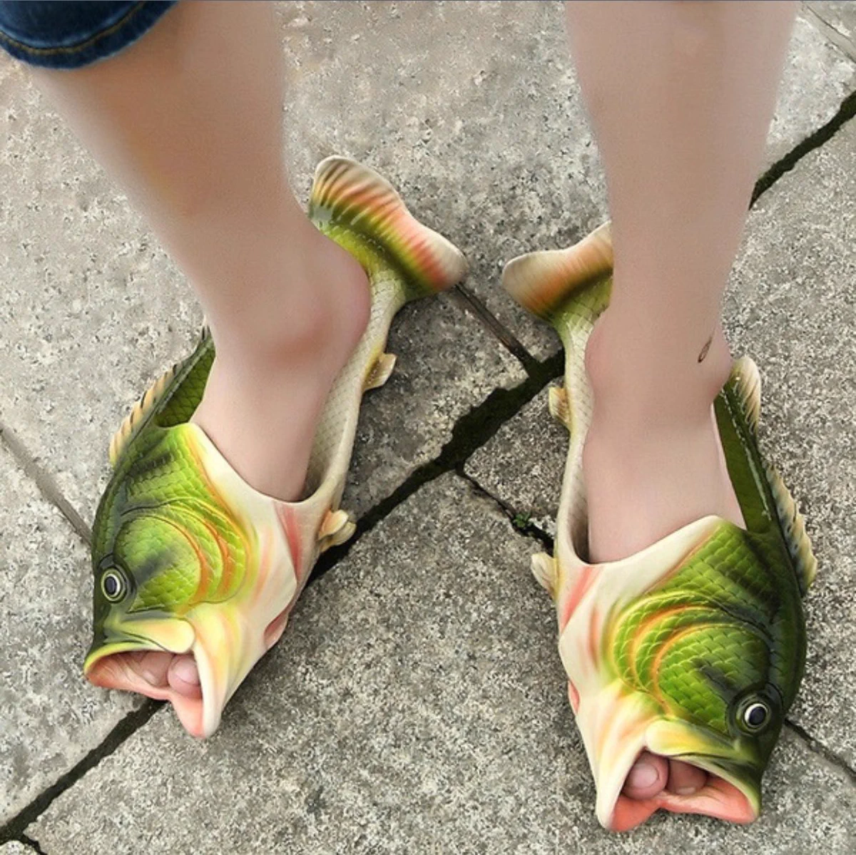 その発想は無かったｗｗｗ魚を履きこなせる謎のスリッパｗｗｗ