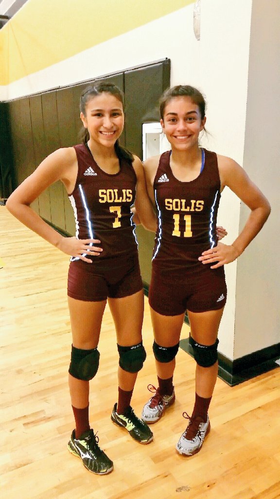 Crissanches07's tweet photo. Our Lady Braves Vball Girls! #7thatsmygirl #apsolis #8thgrade #ateam 💛🏐🙌💪 https://t.co/6jttrafvsI