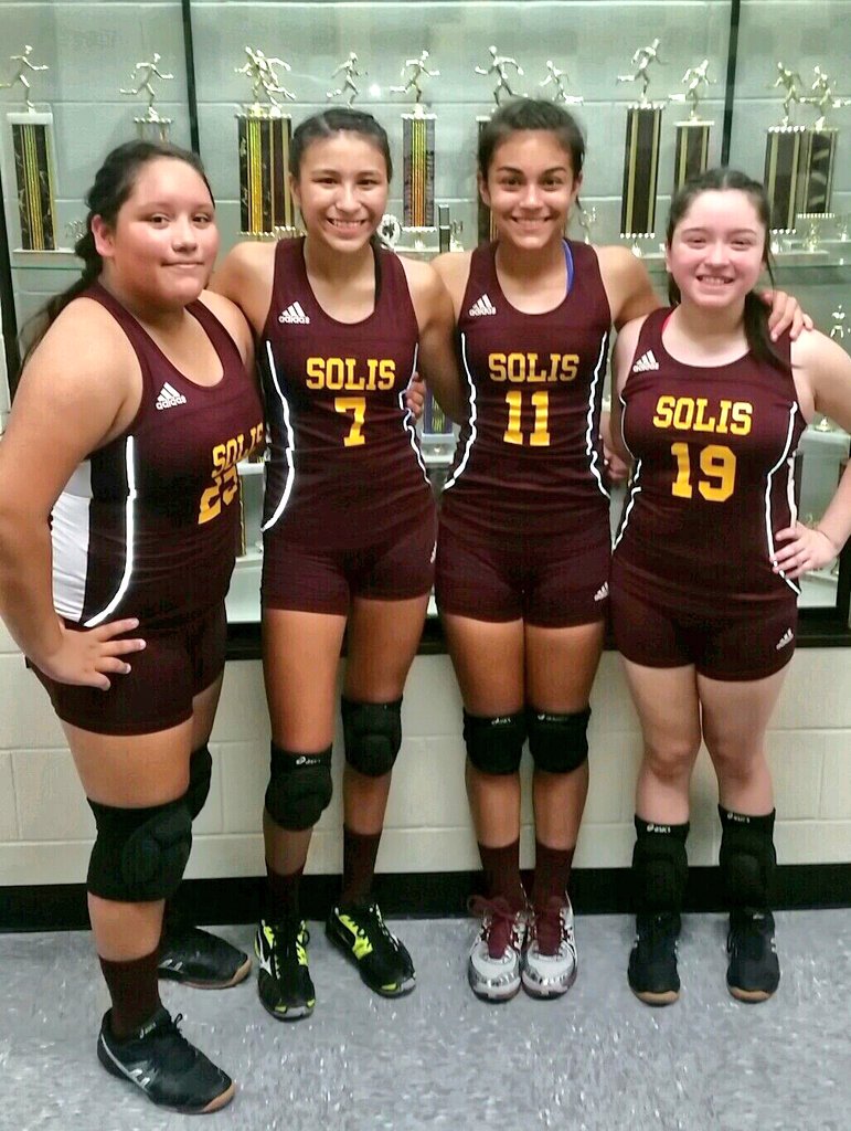 Crissanches07's tweet photo. Our Lady Braves Vball Girls! #7thatsmygirl #apsolis #8thgrade #ateam 💛🏐🙌💪 https://t.co/6jttrafvsI