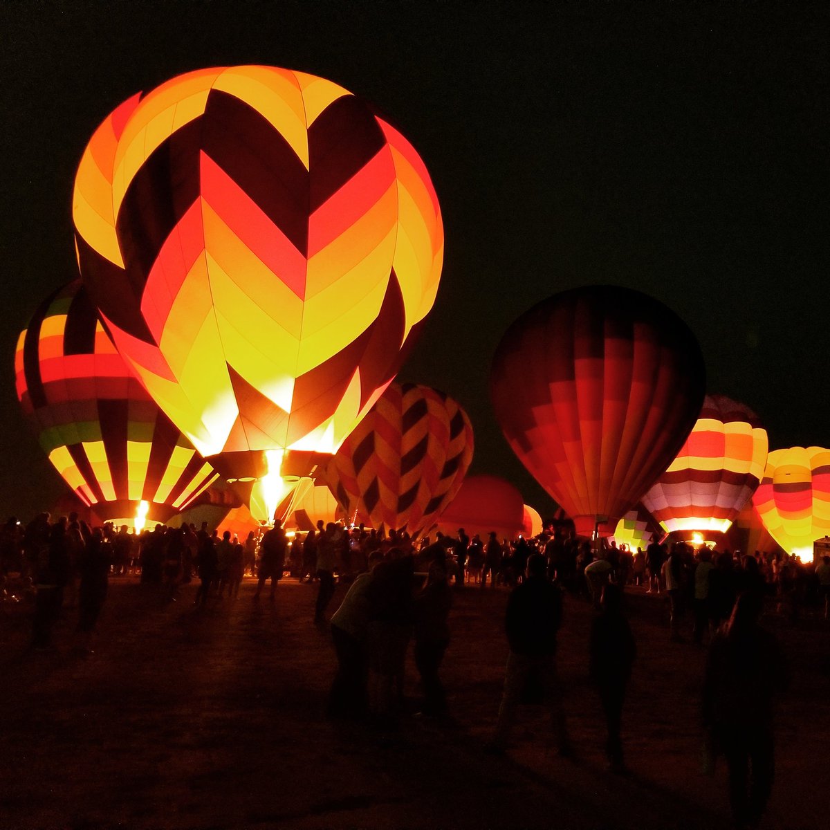 JessicaAnnKong's tweet photo. #balloonglow #ldl17 #LaborDayLiftOff #memorialpark https://t.co/H6t1WJtBfL