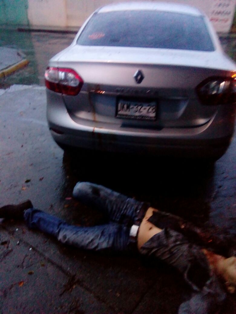 ojociudadanoseg's tweet photo. #AtaqueCobarde, delincuentes agreden a @PoliciaGDL en Gigantes y M Celis @NTRGuadalajara @Trafico_ZMG @alfonso_marquez https://t.co/SuzVHfNXNZ