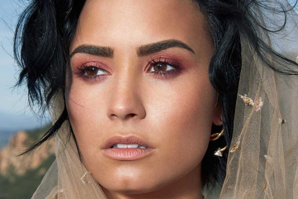 valedeluisiixo's tweet photo. Lmfao well I tried. @ddlovato #demeyebrows #inspo #rolemodel https://t.co/eQlJKEGwMv