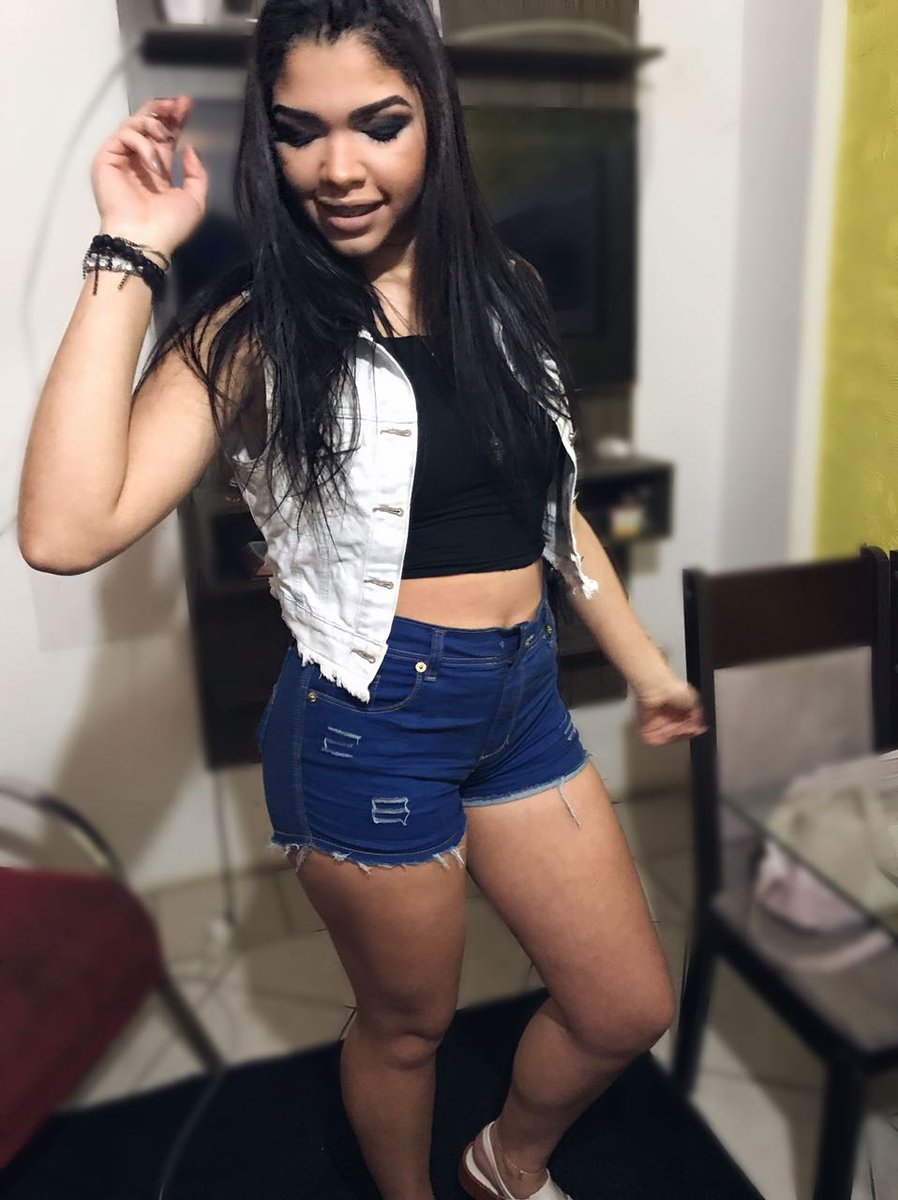 brandaojeci's tweet photo. Amor essa mina que fez minha make arrasa MT, ela é top 😍👸 #faixapreta #Oafronta https://t.co/hKwEGvkxuX