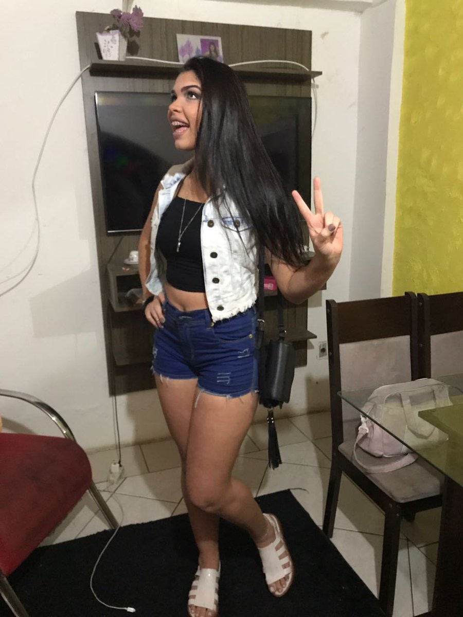 brandaojeci's tweet photo. Amor essa mina que fez minha make arrasa MT, ela é top 😍👸 #faixapreta #Oafronta https://t.co/hKwEGvkxuX