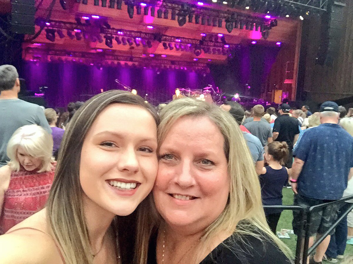 mammad313's tweet image. Britt with @tara_davisss 💕🎶 #daughtry