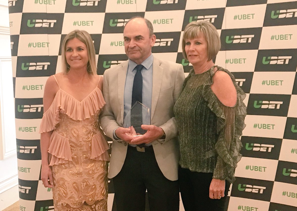 RacingSA's tweet photo. They rode from Streaky Bay to Darwin &amp; raised $260k @cycling4simoneare worthy winners of the Most Outstanding Achievement Award #TRSAAwards https://t.co/jyqCTTkGXy